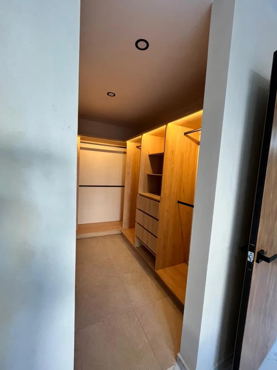 Vida residencial contemporánea en el corazón de la ciudad - 11