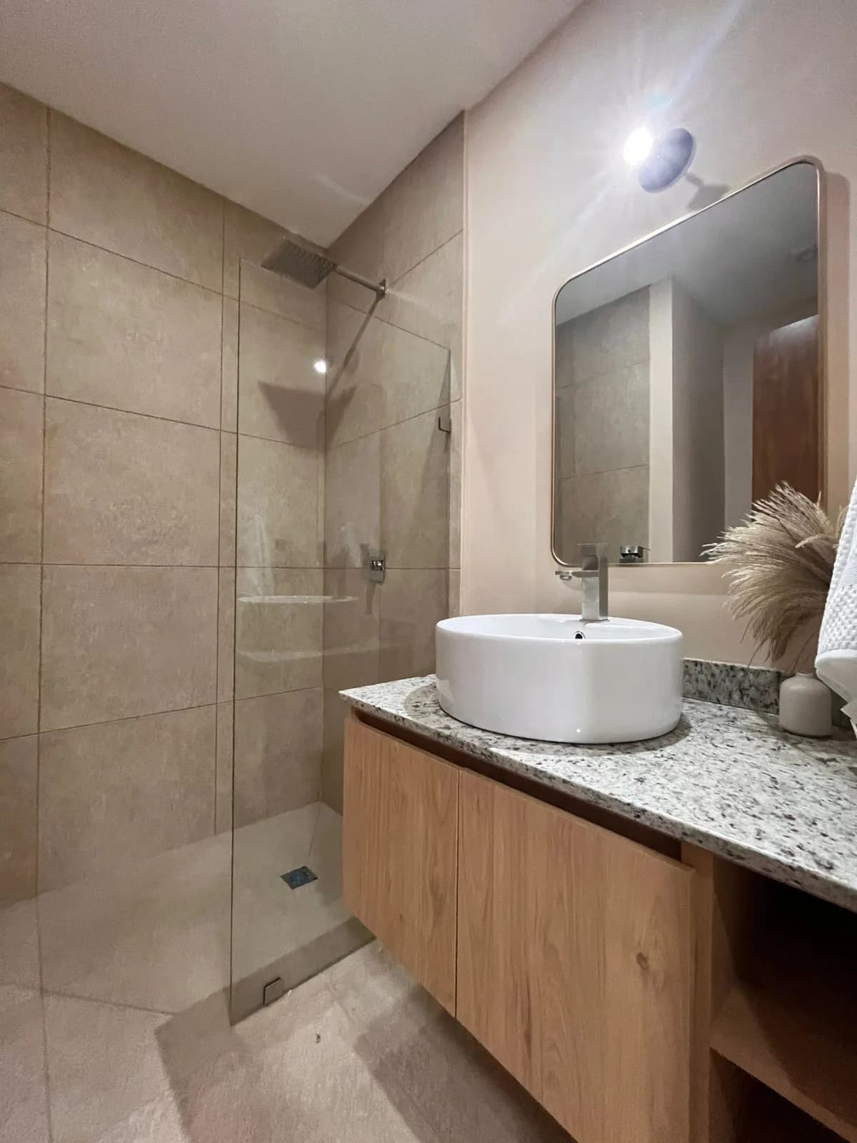 Vida residencial contemporánea en el corazón de la ciudad - 8