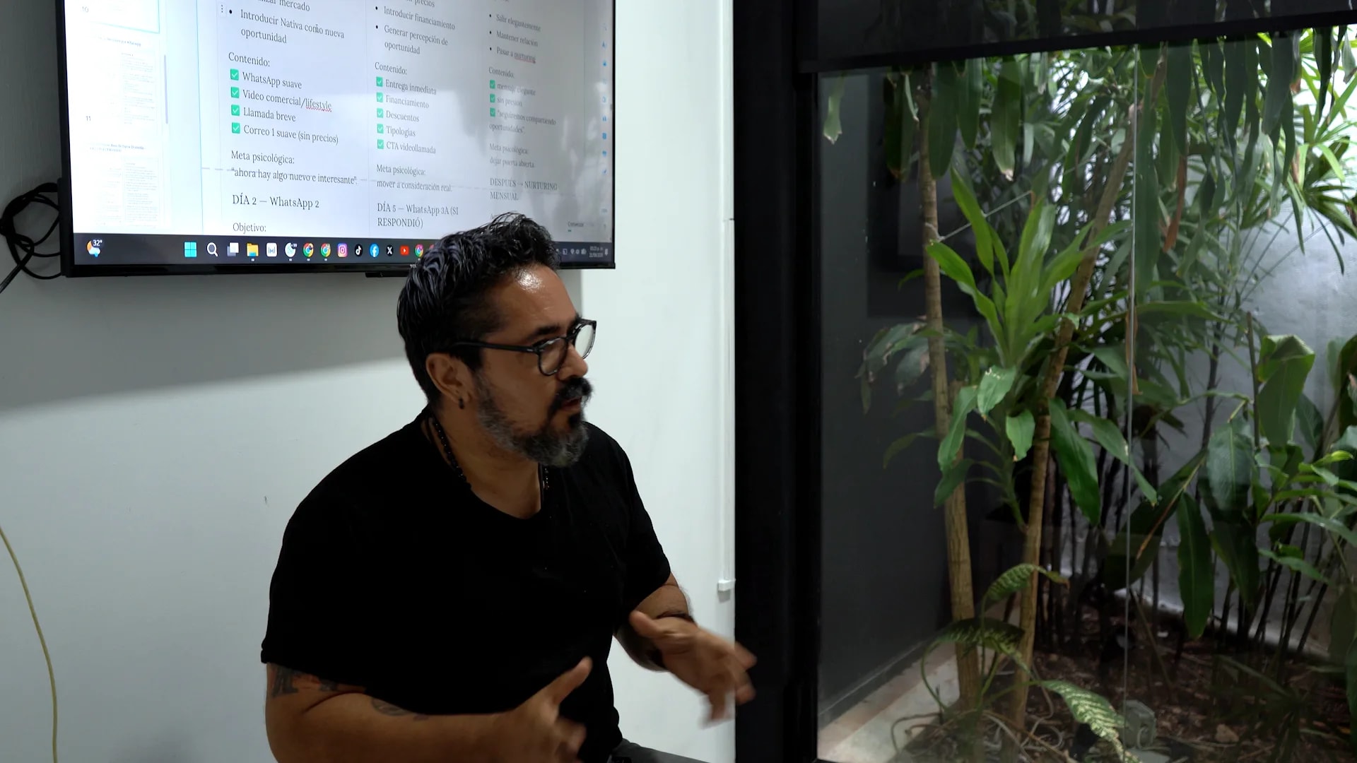 Foto: broker con cliente / portafolio Propyte