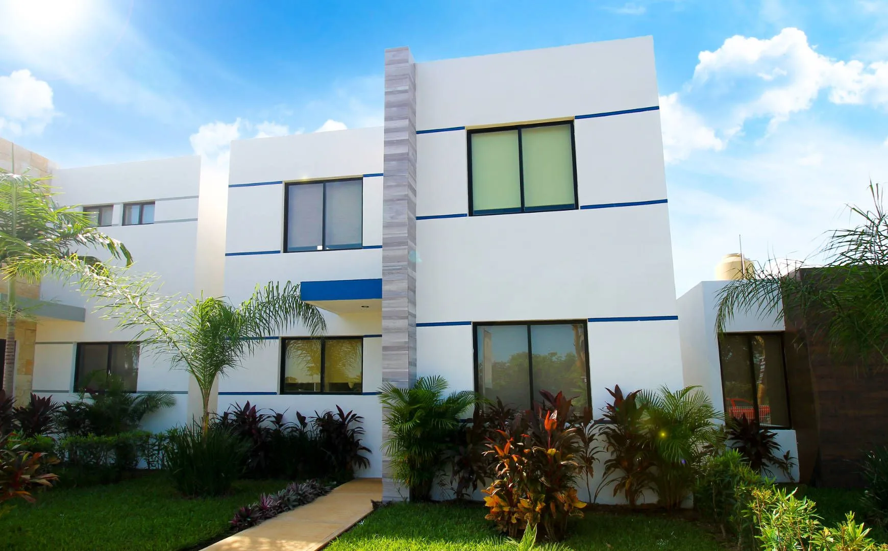 Two-story house with master bedroom with ensuite bathroom - 1