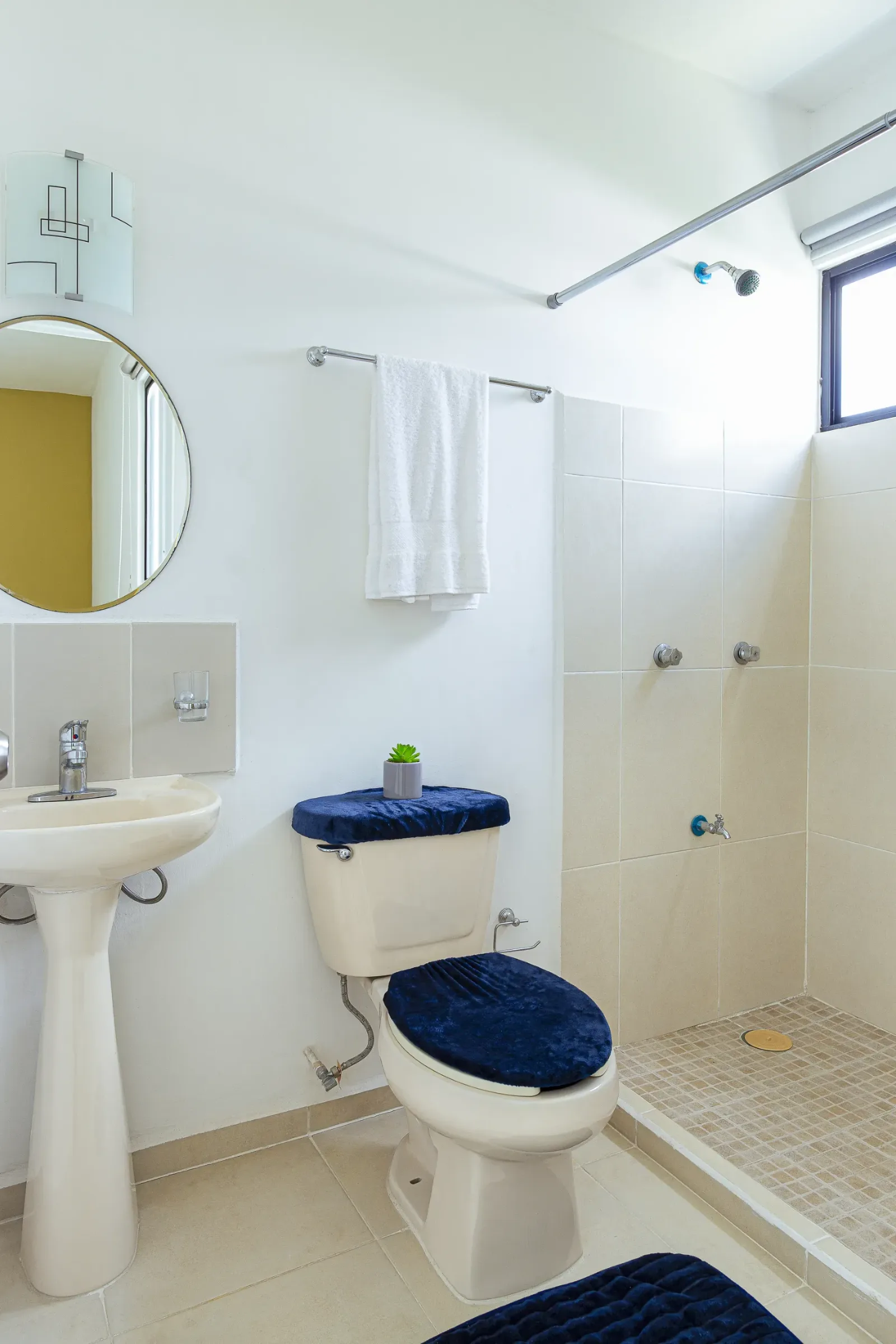 Two-story house with master bedroom with ensuite bathroom - 2