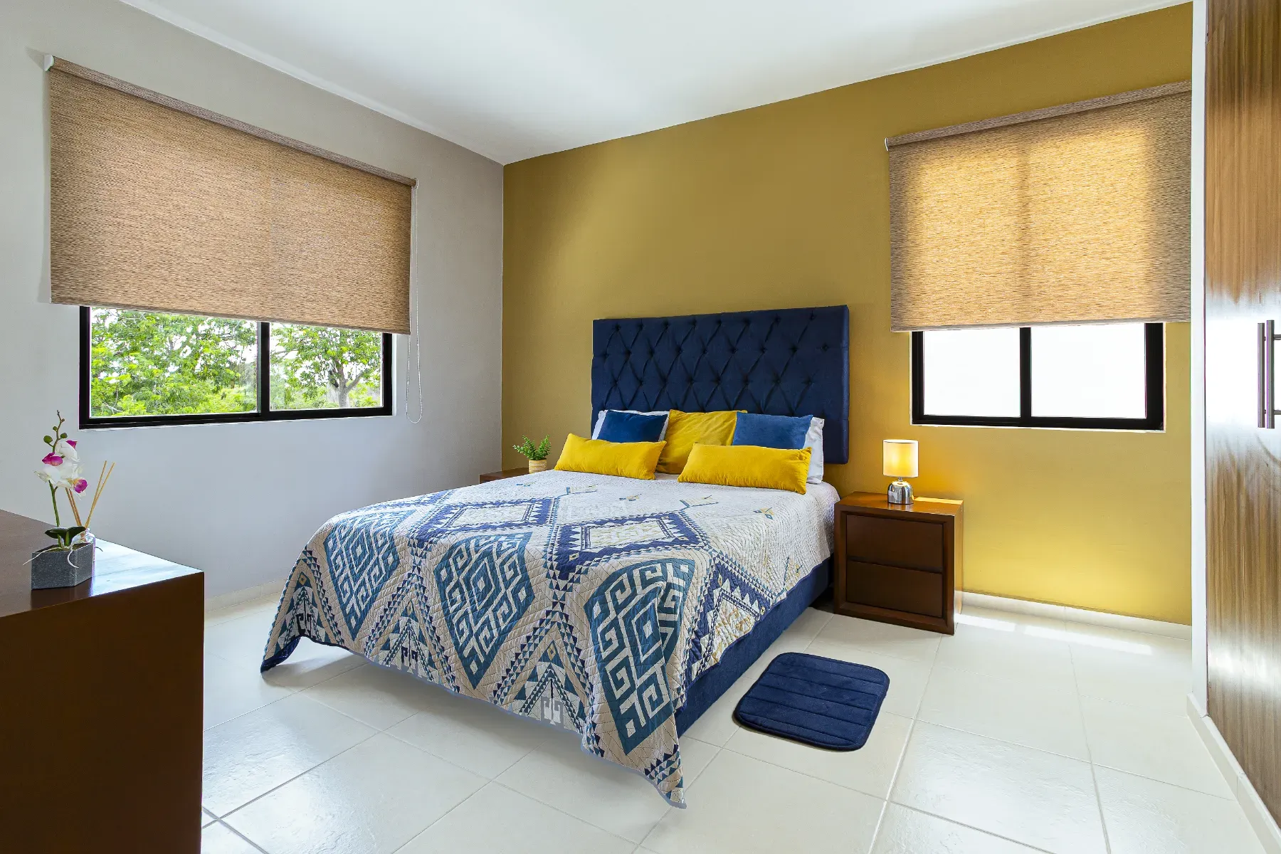 Two-story house with master bedroom with ensuite bathroom - 5