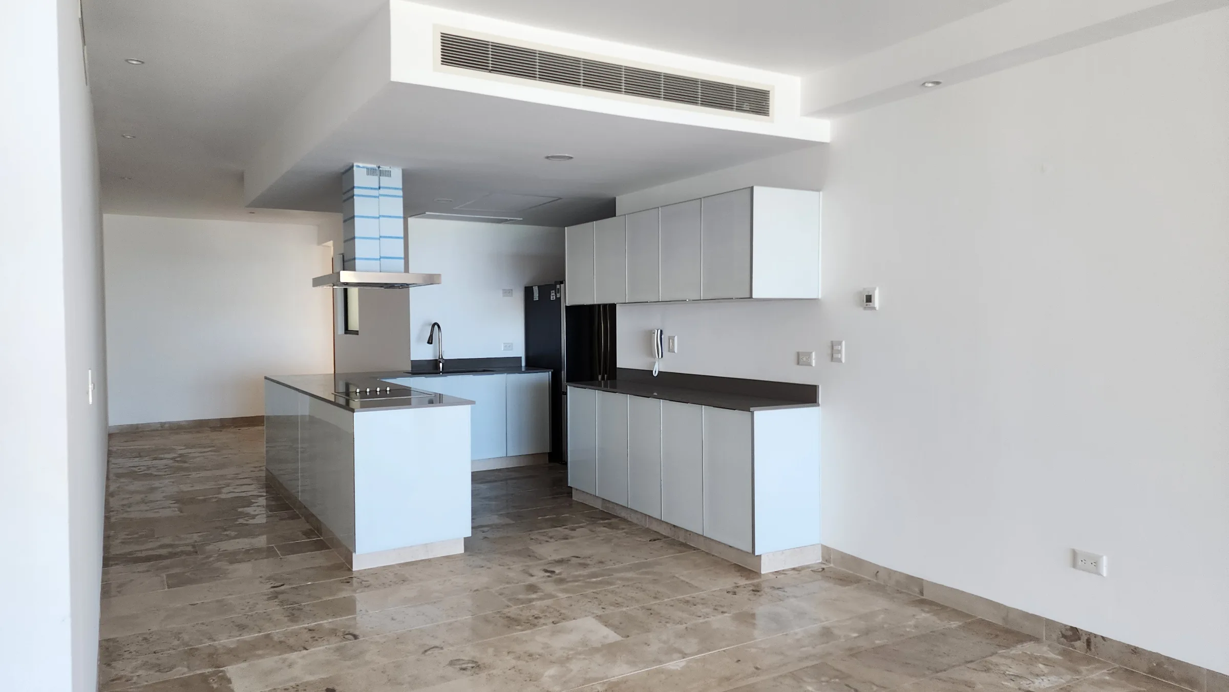 Beautiful Beachfront Apartment - 16